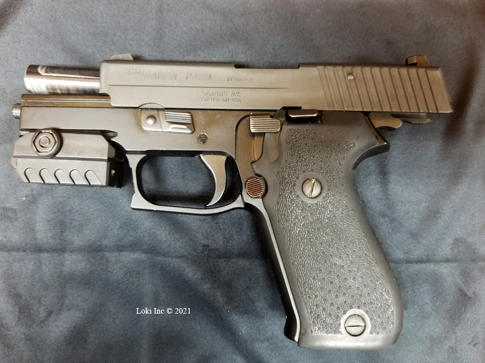 Left side of SIG P220 with Mantis